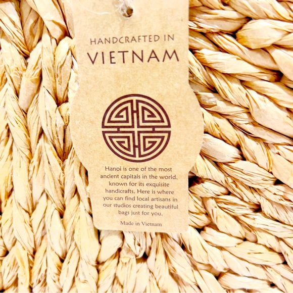 🆕 New Natural Straw Bag with Colorful Tassel - Picture 3 of 6